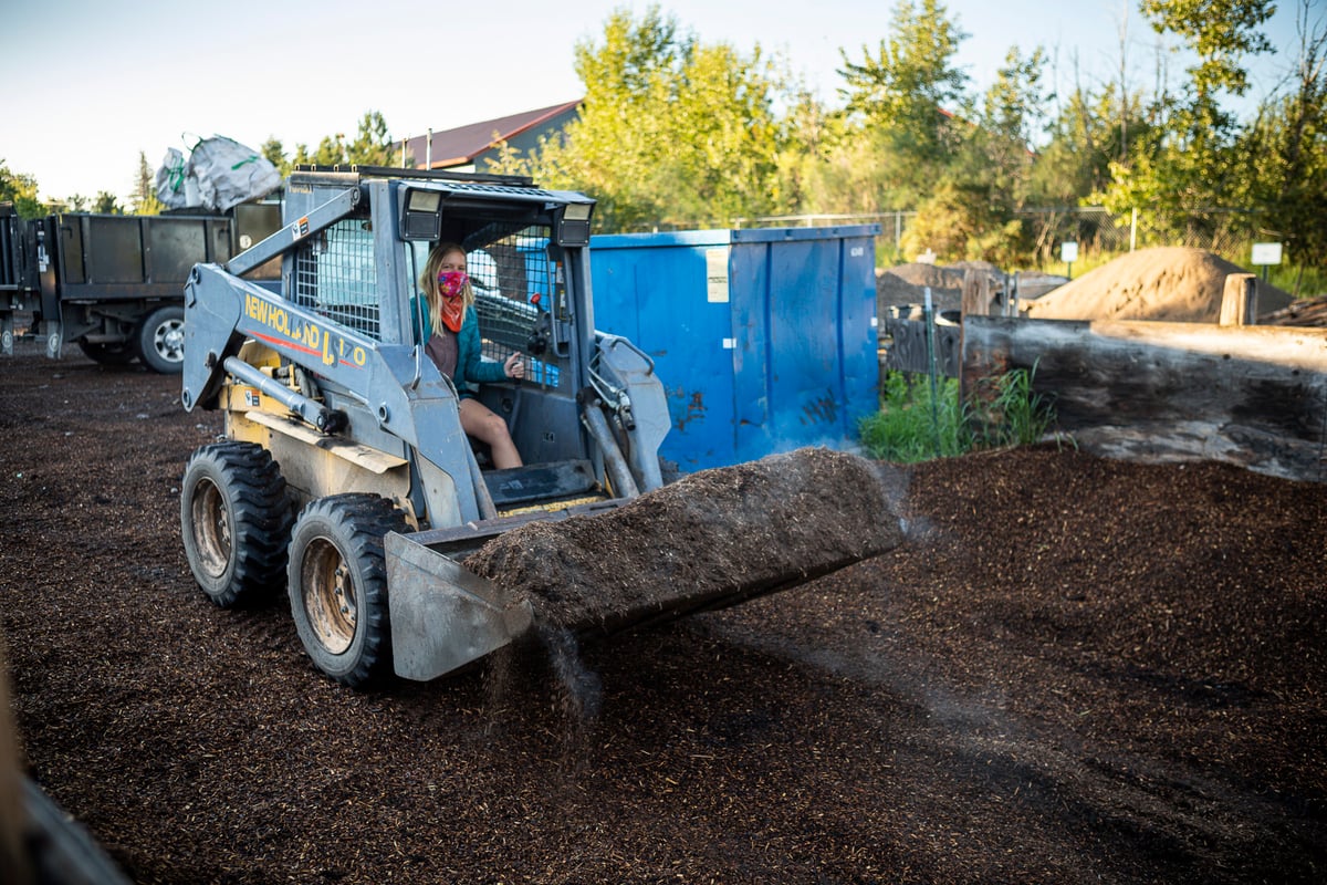 bobcat moving mulch to install at home