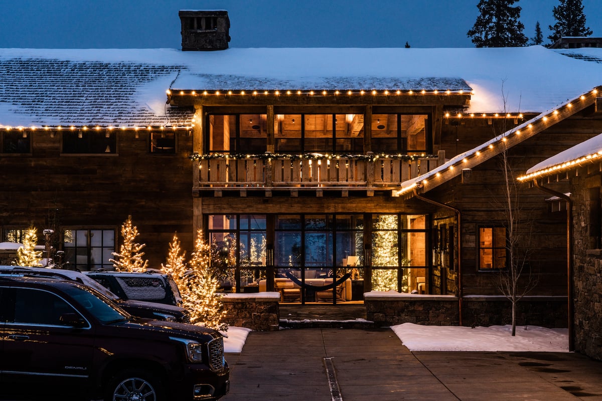 outdoor lights on exterior of home and trees