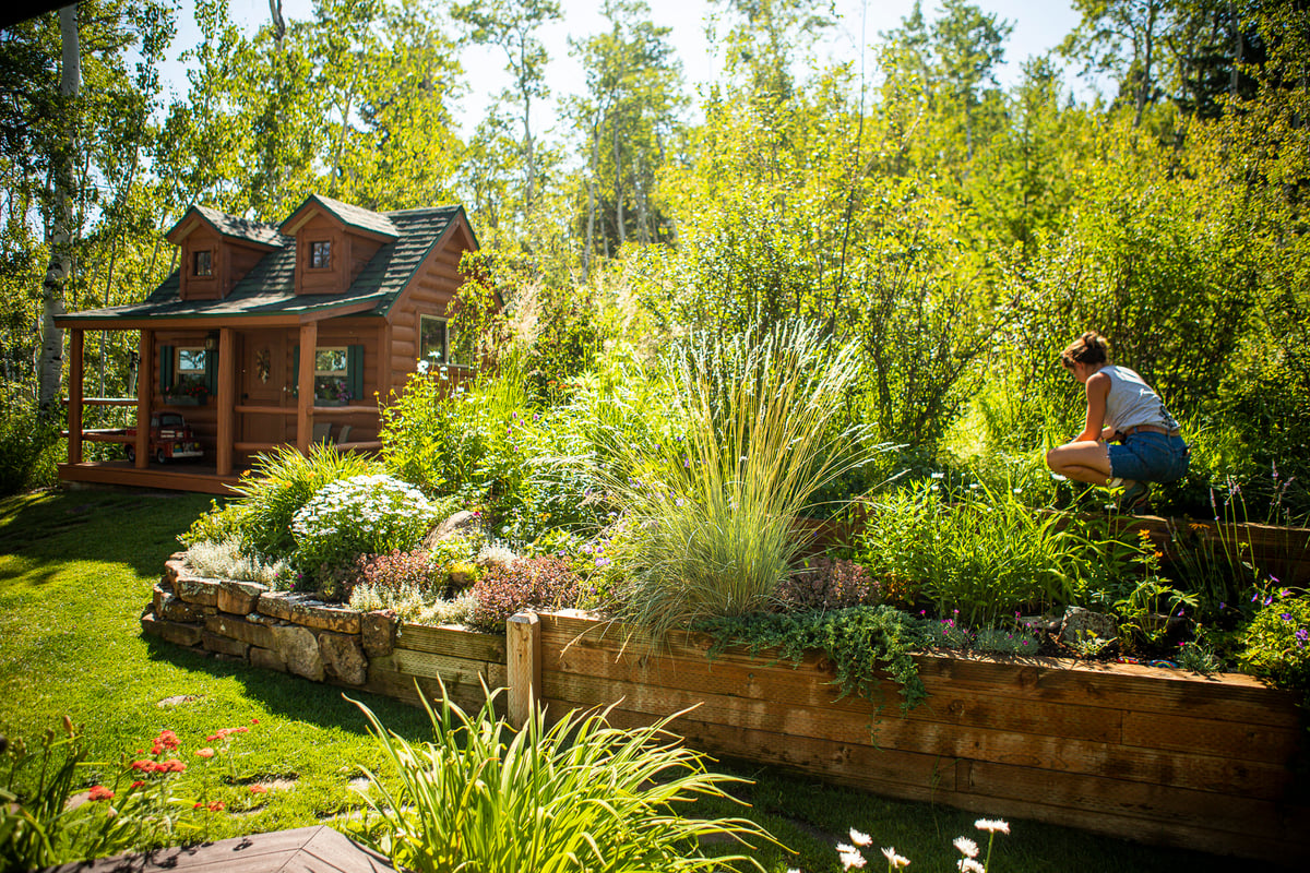 landscape maintenance team weeds in landscape beds